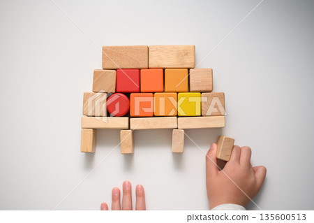 孩子的小手在玩積木 孩子的小手在玩積木 135600513