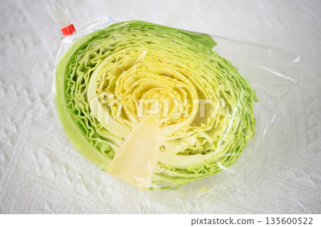 切開的捲心菜橫切面 135600522
