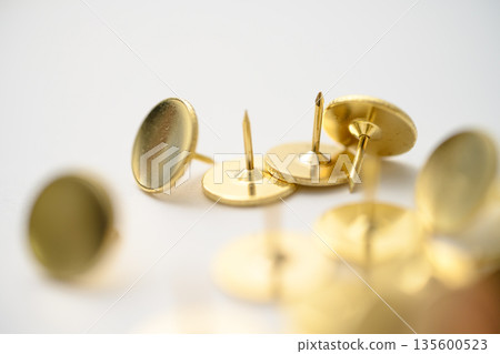 金色圖釘的特寫 金色圖釘的特寫 135600523