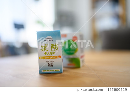 葉酸補充劑的特寫鏡頭 135600529