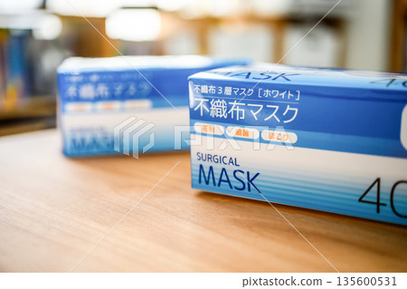一盒外科口罩的特寫鏡頭 135600531