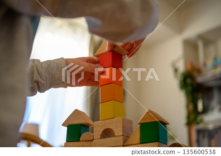 用積木搭建一座塔 用積木搭建一座塔 135600538