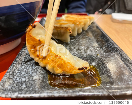 在日本拉麵店吃的炸餃子。 在日本拉麵店吃的炸餃子。 135600646