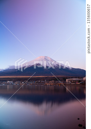 【山梨郡】晨曦染紅的富士山、倒置的富士山、紅色的富士山 【山梨郡】晨曦染紅的富士山、倒置的富士山、紅色的富士山 135600657