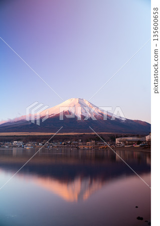 【山梨郡】晨曦染紅的富士山、倒置的富士山、紅色的富士山 【山梨郡】晨曦染紅的富士山、倒置的富士山、紅色的富士山 135600658