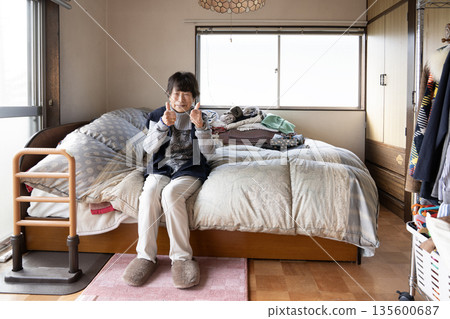 老婦人坐在床上大笑 135600687