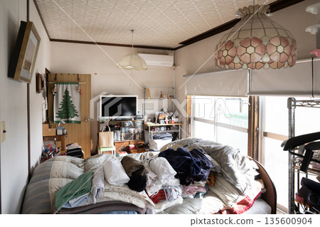 Room with a bed 135600904