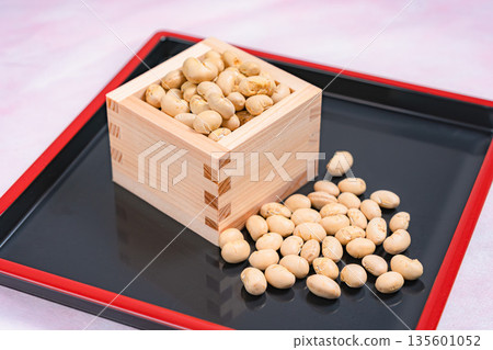 一個木盒和幾顆節分豆放在黑色托盤上。 一個木盒和幾顆節分豆放在黑色托盤上。 135601052