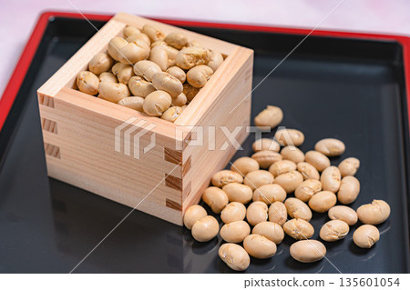 A wooden box and Setsubun beans placed on a black tray 135601054