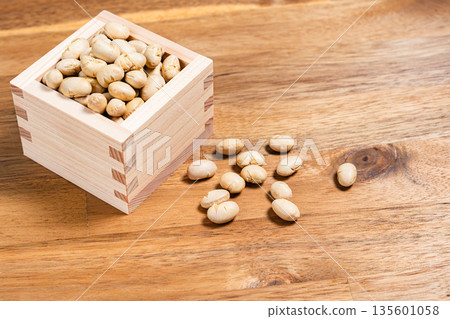 木盒裝節分豆，日式活動用品，木紋背景 135601058