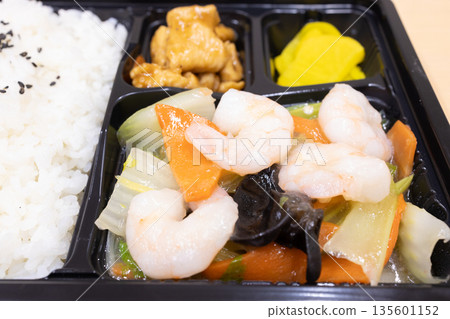 美味的中式便當,炸蝦和蔬菜配鹽味便當 美味的中式便當,炸蝦和蔬菜配鹽味便當 135601152