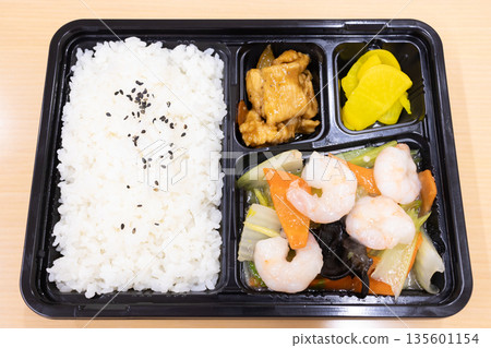 美味的中式便當,炸蝦和蔬菜配鹽味便當 美味的中式便當,炸蝦和蔬菜配鹽味便當 135601154
