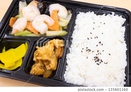 美味的中式便當，炸蝦和蔬菜配鹽味便當 135601160