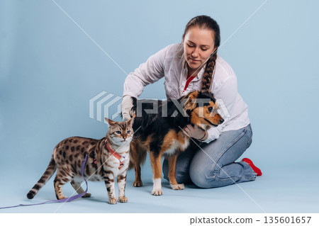 Female veterinarian is with Bengal cat Female veterinarian is with Bengal cat 135601657