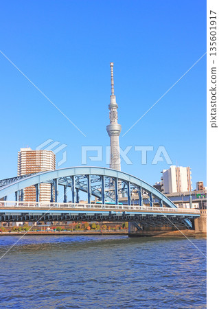 東京都墨田區東京晴空塔和駒形橋的風景 135601917