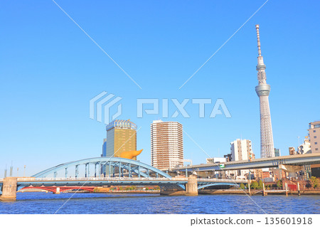 東京都墨田區東京晴空塔和駒形橋的風景 135601918