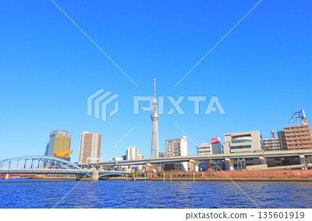 東京都墨田區東京晴空塔和駒形橋的風景 135601919