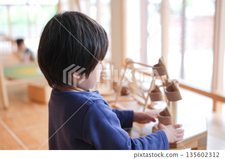 孩子們在玩木製玩具 孩子們在玩木製玩具 135602312