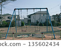 居民區小公園裡的鞦韆 135602434