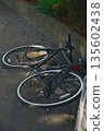 路邊廢棄的自行車 135602438