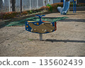 在公園裡玩設備 135602439