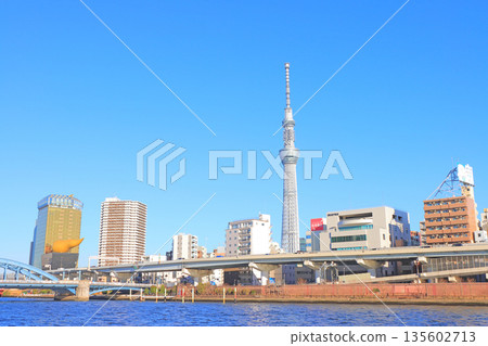 東京都墨田區東京晴空塔和隅田川的風景 東京都墨田區東京晴空塔和隅田川的風景 135602713