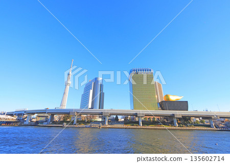 東京都墨田區東京晴空塔和隅田川的風景 東京都墨田區東京晴空塔和隅田川的風景 135602714