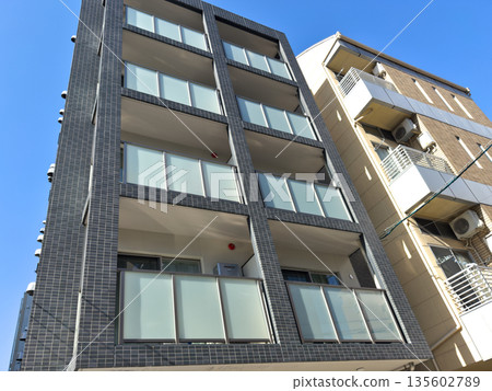 新建的公寓 135602789