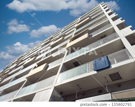 新建的公寓 135602791