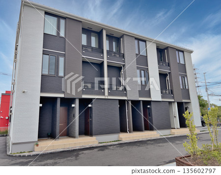 新建的公寓 135602797