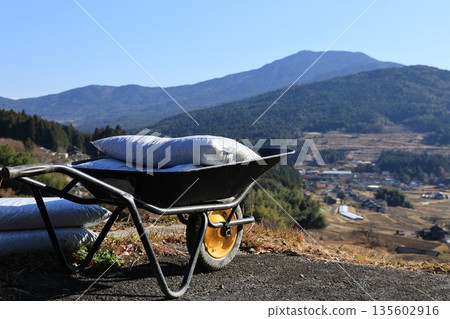 岐阜縣惠那市：一輛手推車放置在坂織梯田上，展現了山區鄉村風光。 135602916