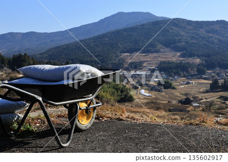 岐阜縣惠那市：一輛手推車放置在坂織梯田上，展現了山區鄉村風光。 135602917