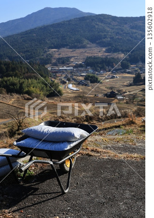 岐阜縣惠那市：一輛手推車放置在坂織梯田上，展現了山區鄉村風光。 135602918