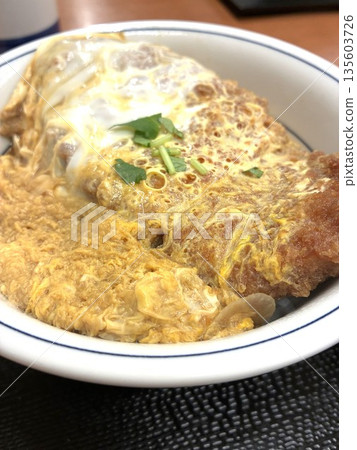 在連鎖餐廳吃的炸豬排蓋飯 135603726