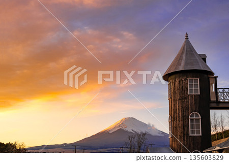 夕陽染紅的天空，白雪皚皚的富士山，以及一座古老的塔樓。 135603829