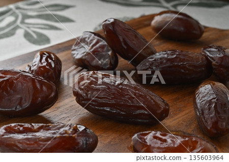 Dates Dates 135603964