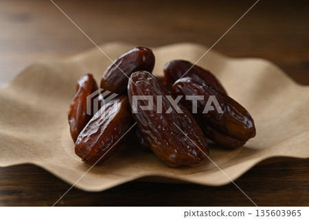 Dates Dates 135603965