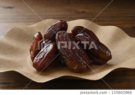 Dates 135603966