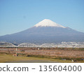 從新幹線眺望白雪皚皚的富士山 135604000