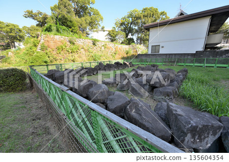 熊本城及其坍塌的石牆被保存了下來 熊本城及其坍塌的石牆被保存了下來 135604354