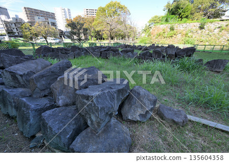 熊本城及其坍塌的石牆被保存了下來 135604358