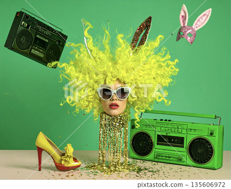 霓虹黃的頭髮和漂浮的音響。一幅復古流行拼貼畫，以醒目的薄荷綠為主色調。 135606972