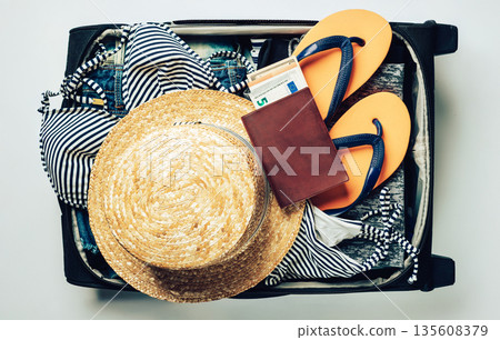 Open travel bag Open travel bag 135608379