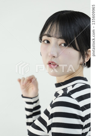 一位二十多歲、魅力四射的年輕女性的肖像 135609965