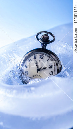被困在冰中的懷錶 / 象徵時間與記憶停止的概念藝術 135611284