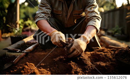 園丁的手在翻動土壤 135612076