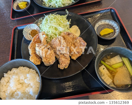 Delicious piping hot fried chicken set meal Delicious piping hot fried chicken set meal 135612369