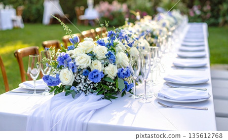 新娘和伴娘的餐桌,擺放著餐具和藍色鮮花 新娘和伴娘的餐桌,擺放著餐具和藍色鮮花 135612768