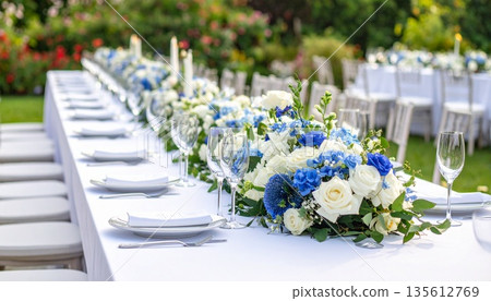 新娘和伴娘的餐桌，擺放著餐具和藍玫瑰。 135612769