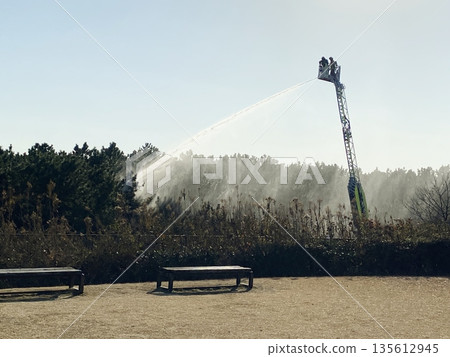 使用雲梯車進行灑水訓練 135612945